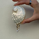 18k-guldbelagt-perle-vedhaeng-paa-guldbelagt-creoler-camilla-kroeyer-jewellery