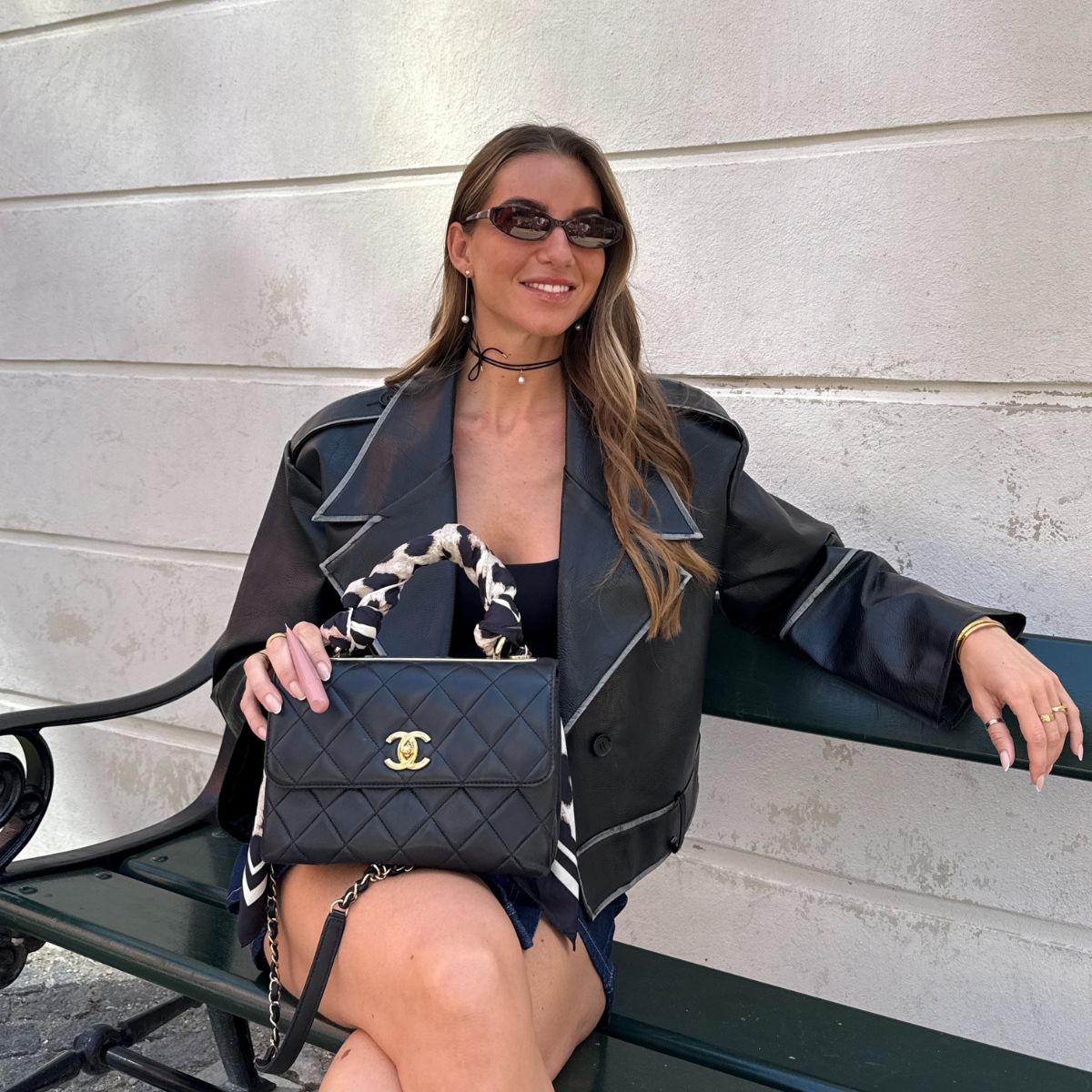 18k-guldbelagt-perle-vedhaeng-paa-satin-snor-camilla-kroeyer-jewellery