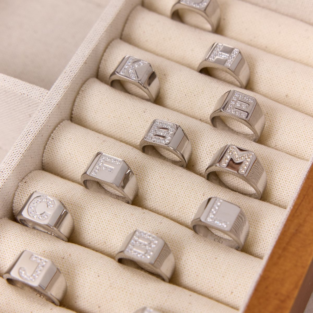 Krystal Bogstav Firkantet Signet Ring Sølvfarvet