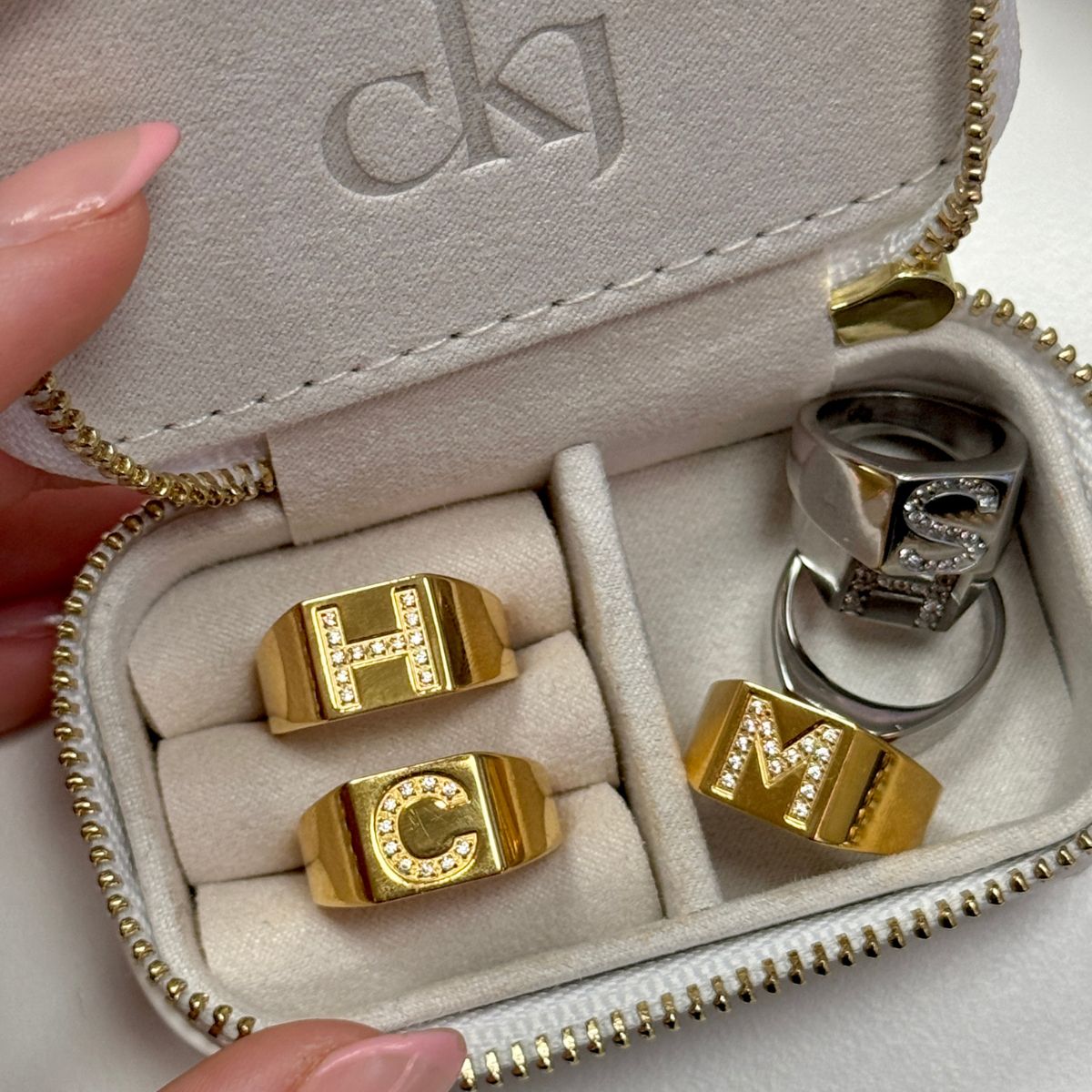 Krystal Bogstav Firkantet Signet Ring Sølvfarvet