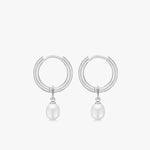 5mm-perle-vedhaeng-på-soelvfarvet-creoler-camilla-kroeyer-jewellery