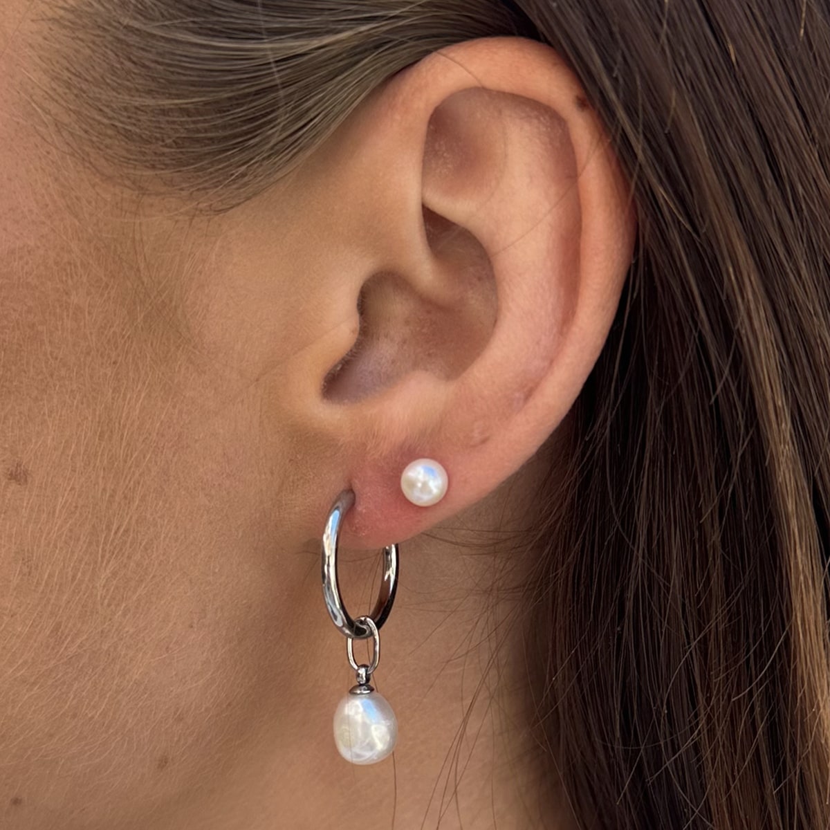 7mm-perle-vedhaeng-paa-soelvfarvet-creoler-camilla-kroeyer-jewellery