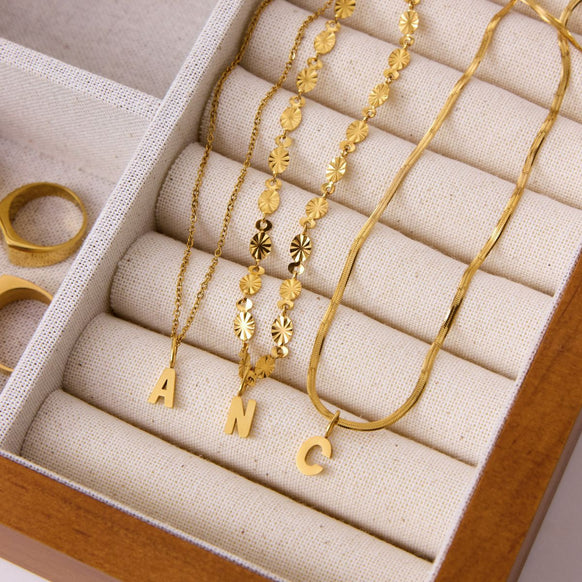 Flad Slange og Bogstav Saet Flad Slangekaede 2mm + 4mm & Bogstav Vedhaeng 18K Guldbelagt Camilla Kroeyer Jewellery 12