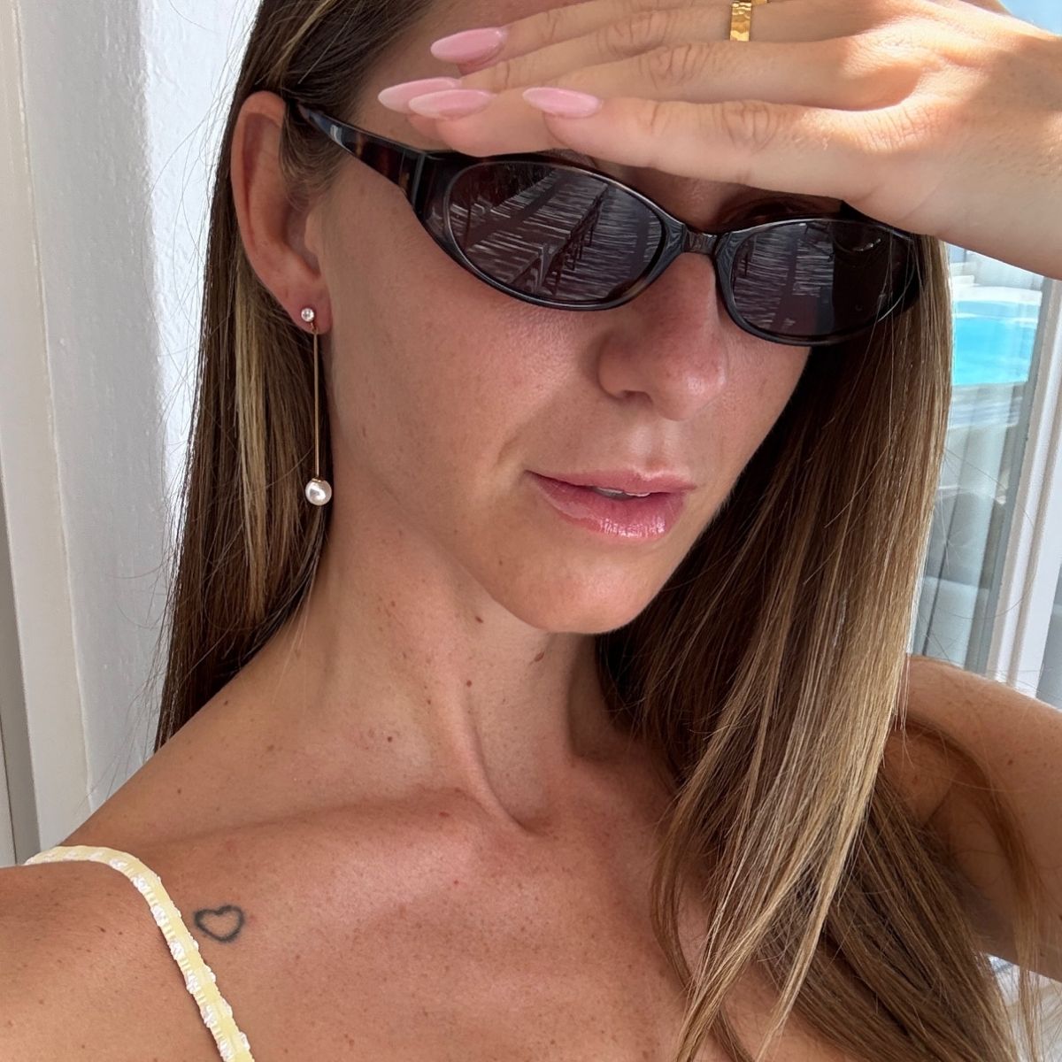 guldbelagt-krystal-perle-drop-oereringe-camilla-kroeyer-jewellery