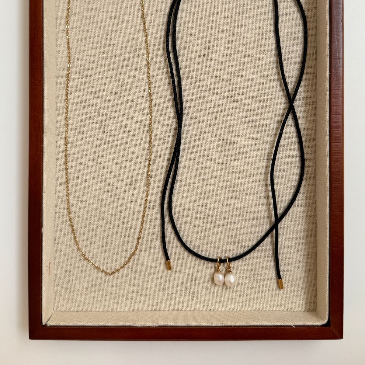 perle-vedhaeng-5mm-18k-guldbelagt-paa-satin-snor-camilla-kroeyer-jewellery