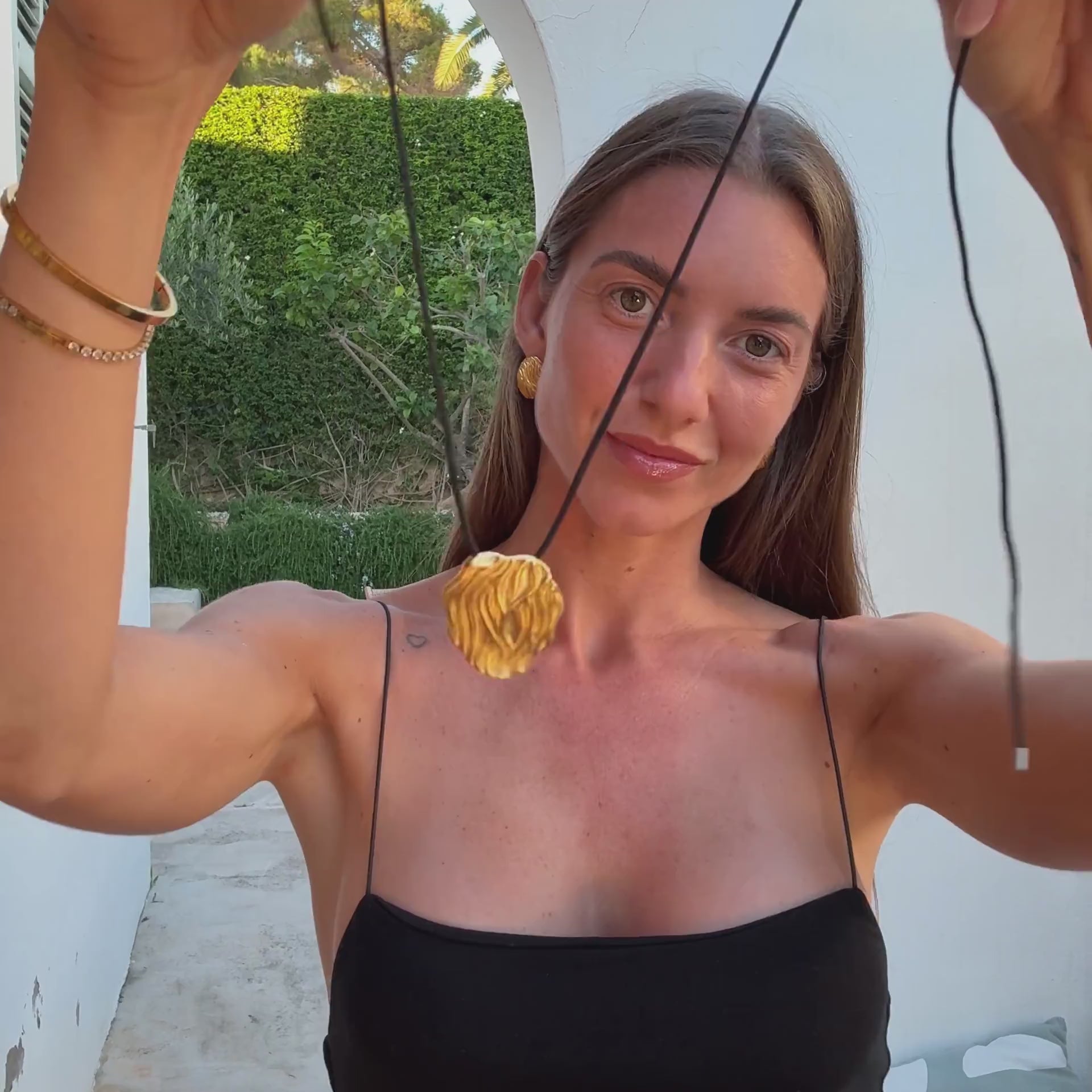 ck_how_to_style_wind_halskæde_TK_1til1_V1 (1).mp4__PID:e8ab471f-347d-4f55-b93b-920fc3871d7a