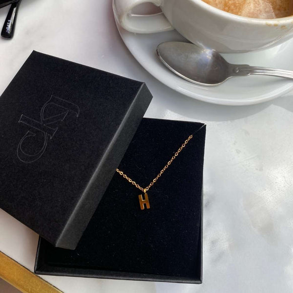 Camilla Krøyer Jewellery Classic Bogstav Halskæde 18K Guldbelagt