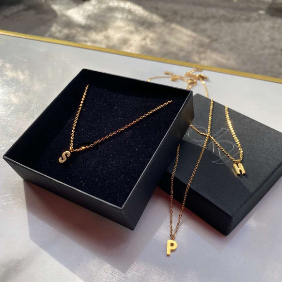 Camilla Krøyer Jewellery Classic Bogstav Halskæde 18K Guldbelagt