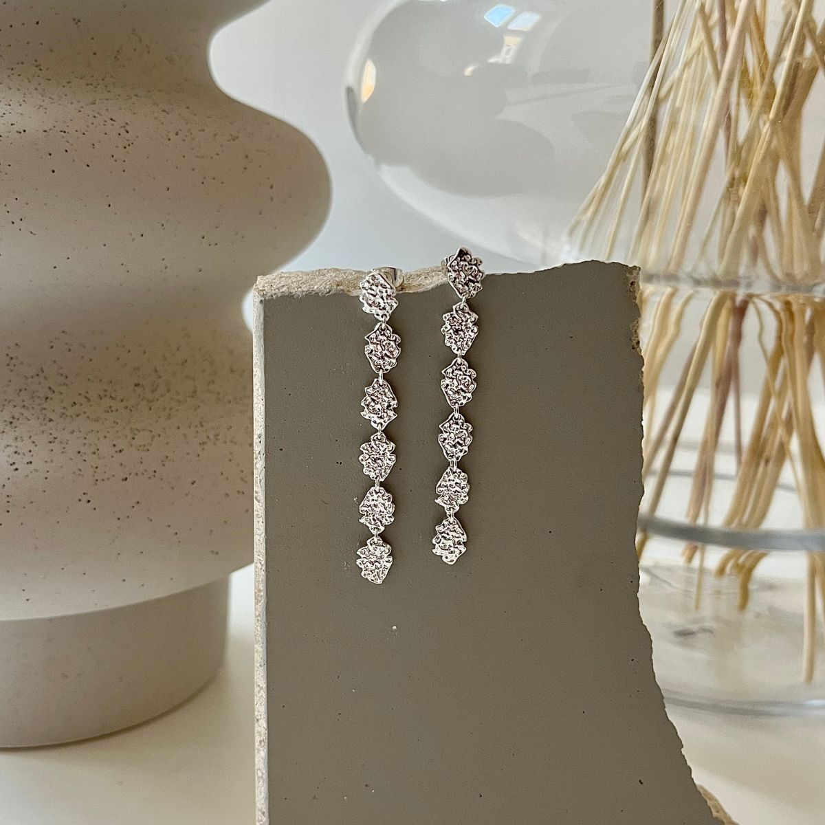 Scoria Dangler øreringe 925S Sølvbelagt Lang Camilla Krøyer Jewellery